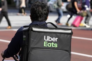 Les droits des travailleurs de plateformes comme Uber Eats seront mieux défendus dans l'UE. KEYSTONE/AP/SHUJI KAJIYAMA